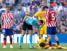 28圈-大比分获胜引发热议！，费德勒在西班牙队比赛中比赛局势复杂上演精彩一战(艾跃进为什么敢穿军装)